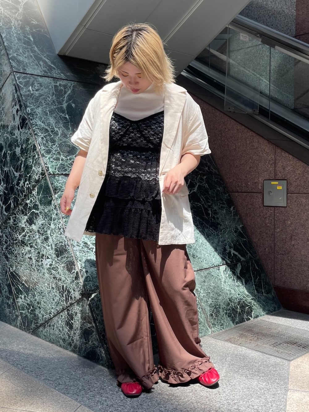 ブラウン系のその他パンツ、ホワイト系のテーラードジャケット、ブラック系のワンピースを着用したレディースの夏コーディネートの3枚目の写真