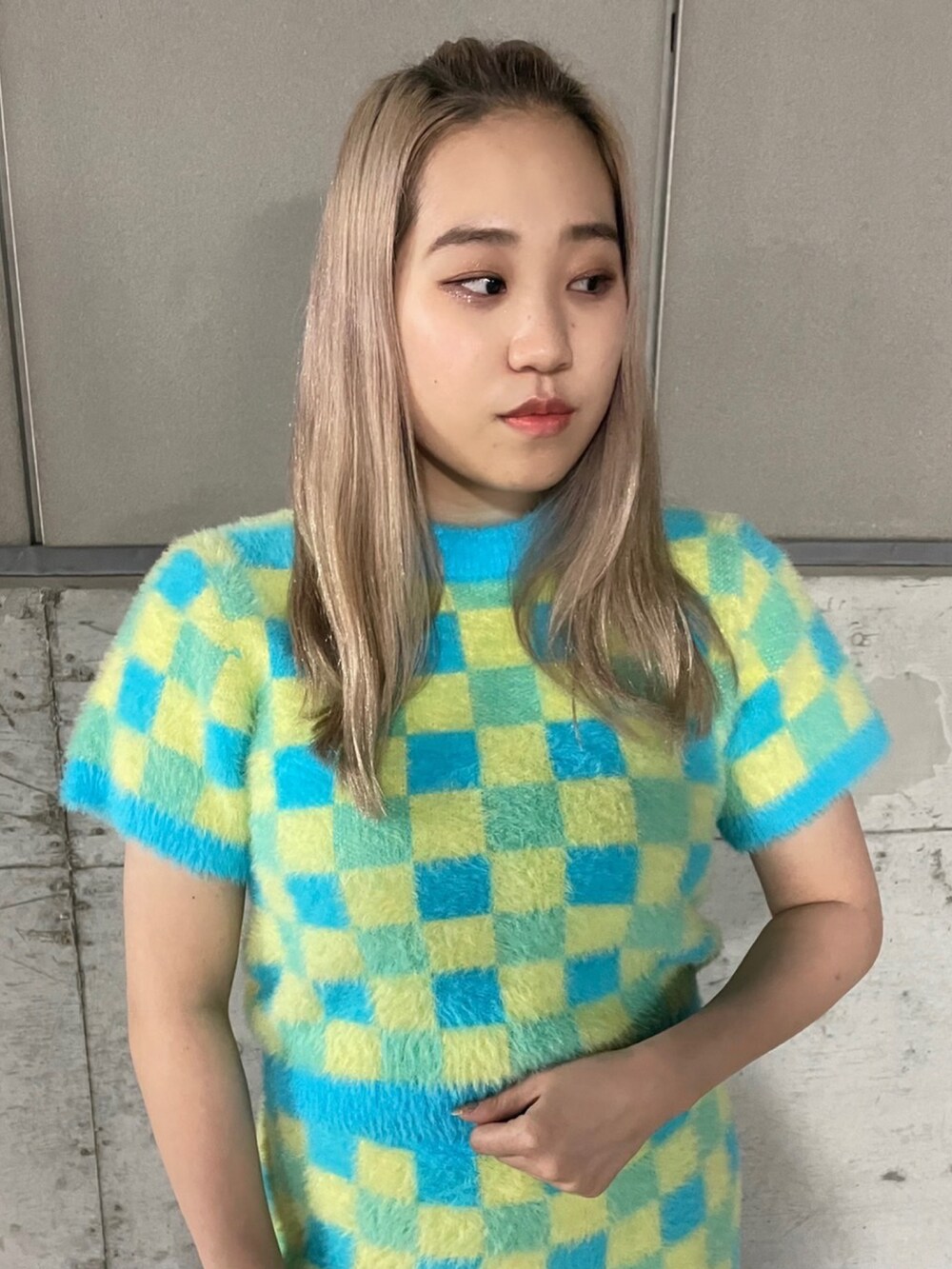 ブラック系のMA-1、ブルー系のニット/セーター、ブルー系のスカートを着用したレディースの冬コーディネートの3枚目の写真