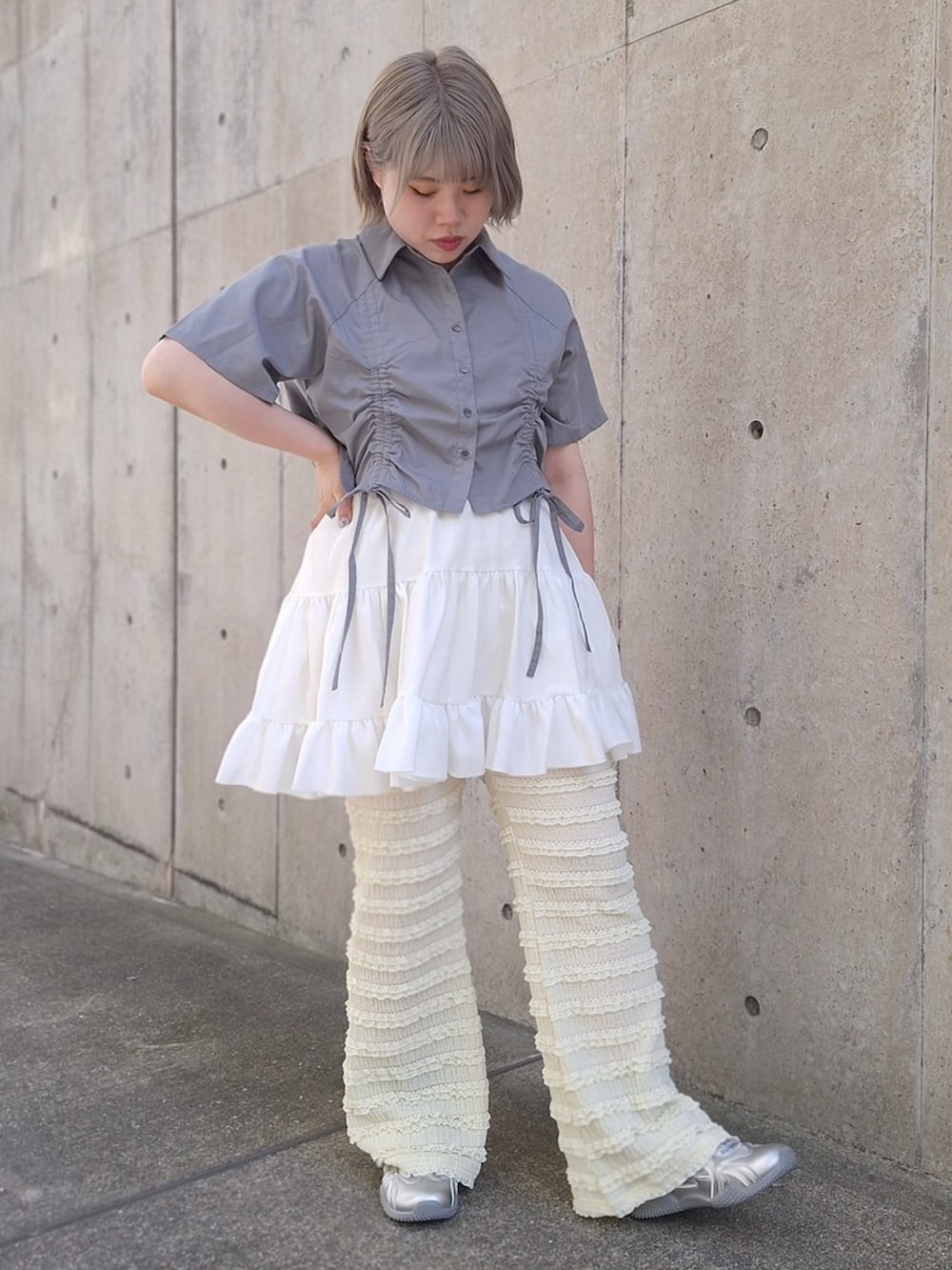 イエロー系のその他パンツ、ホワイト系のスカート、グレー系のシャツ/ブラウスを着用したレディースの夏コーディネートの3枚目の写真