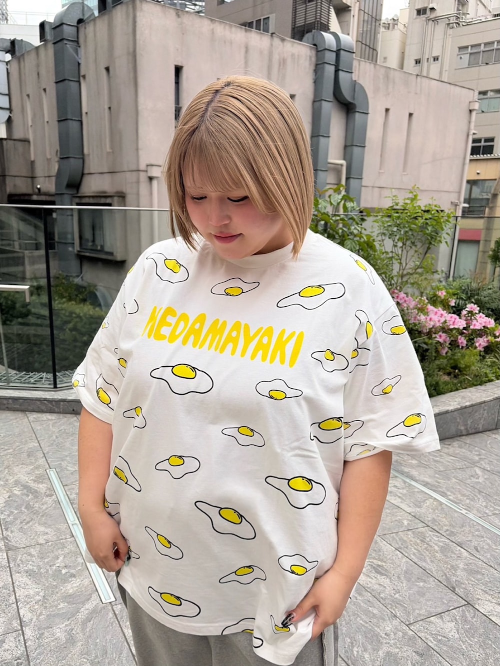 ホワイト系のTシャツ/カットソー、グレー系のスウェットパンツを着用したレディースの春コーディネートの2枚目の写真