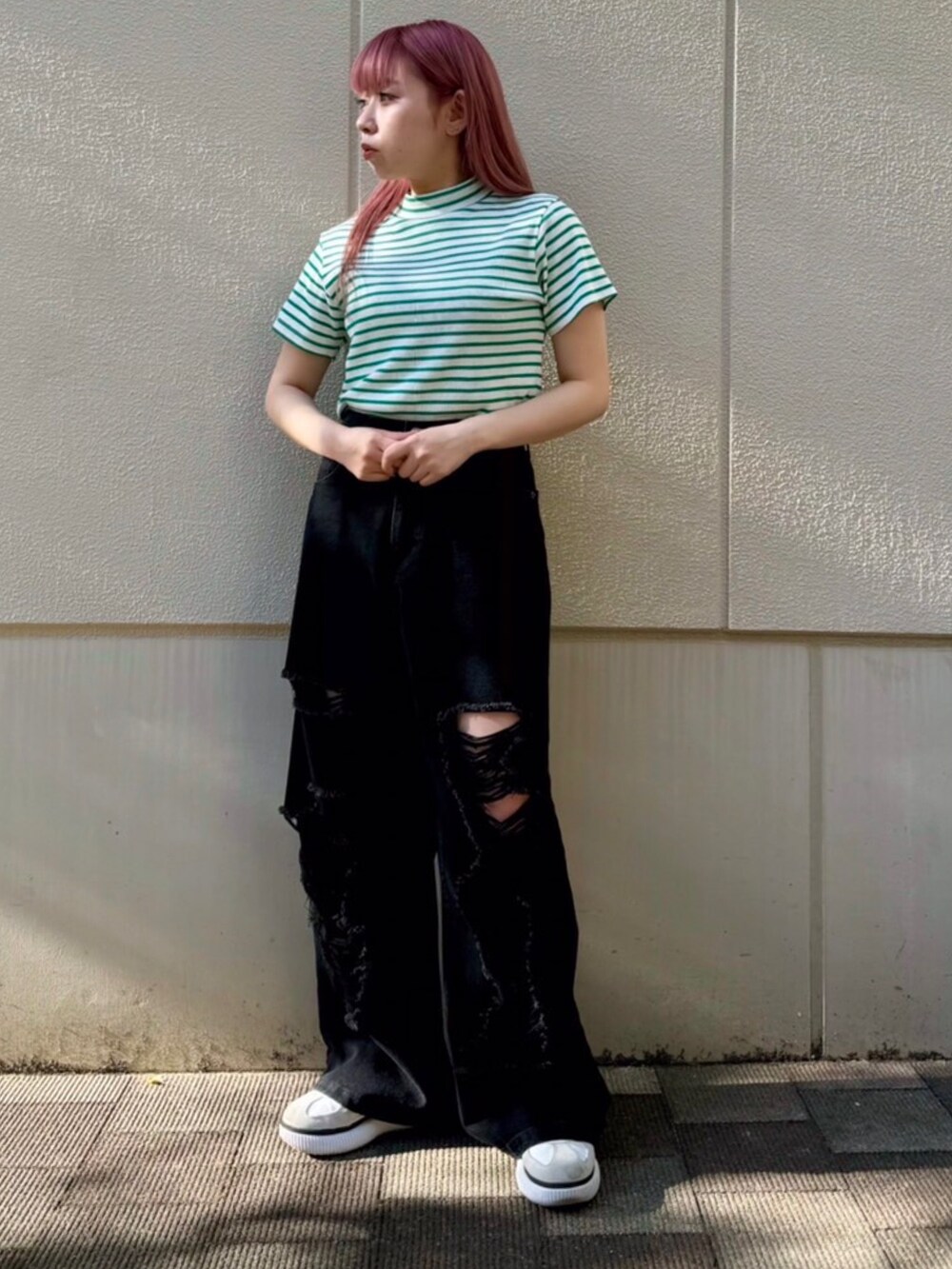 ブラック系のデニムパンツ、グリーン系のTシャツ/カットソーを着用したレディースの夏コーディネートの2枚目の写真