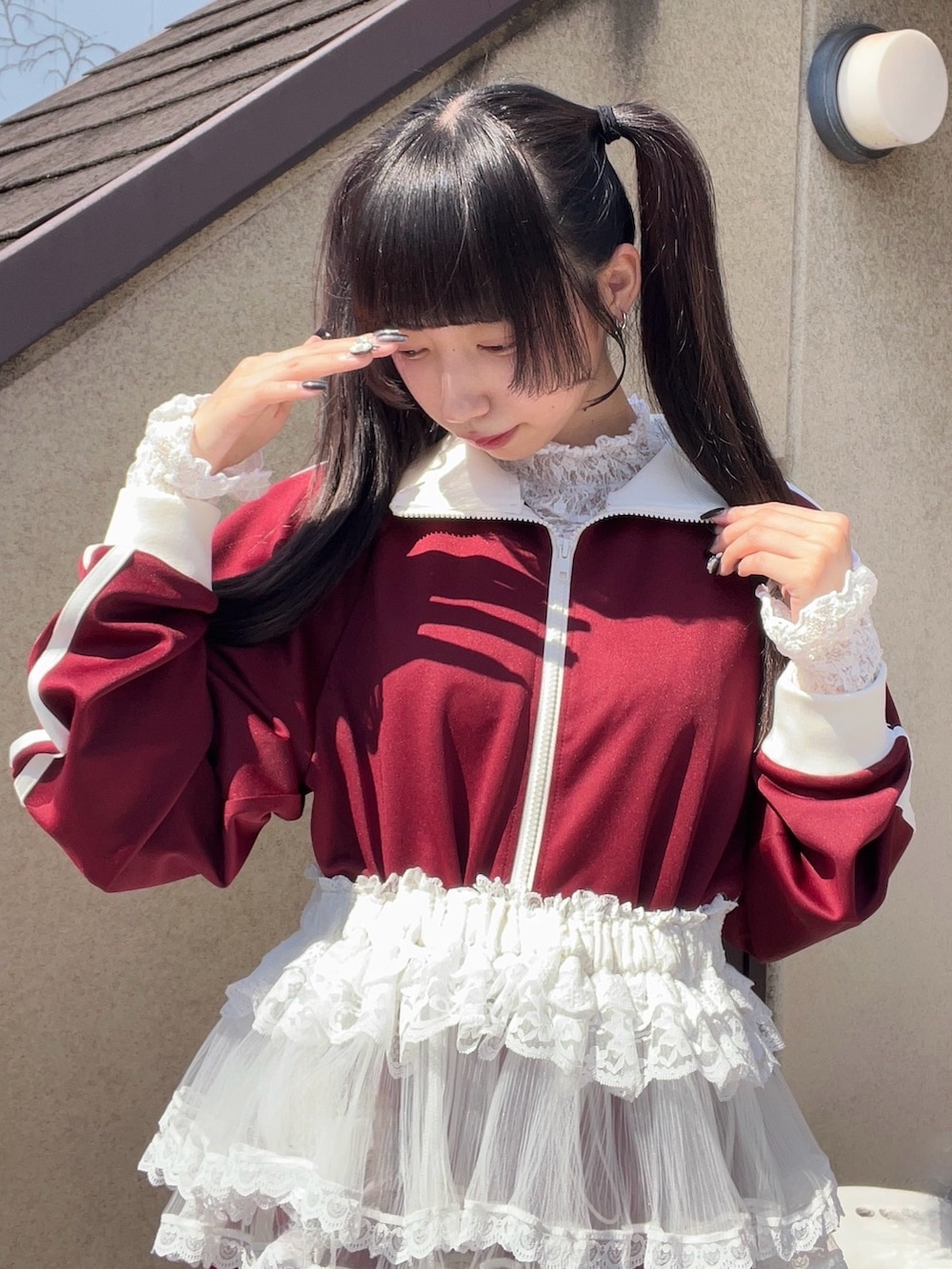 レッド系のワンピース、ホワイト系のスカート、ホワイト系のTシャツ/カットソーを着用したレディースの秋コーディネートの5枚目の写真