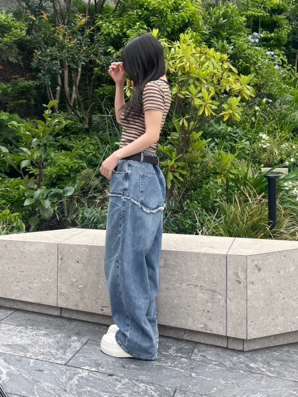 ブラウン系のTシャツ/カットソー、ブルー系のデニムパンツ、ブラック系のベルトを着用したレディースの春コーディネートの3枚目の写真