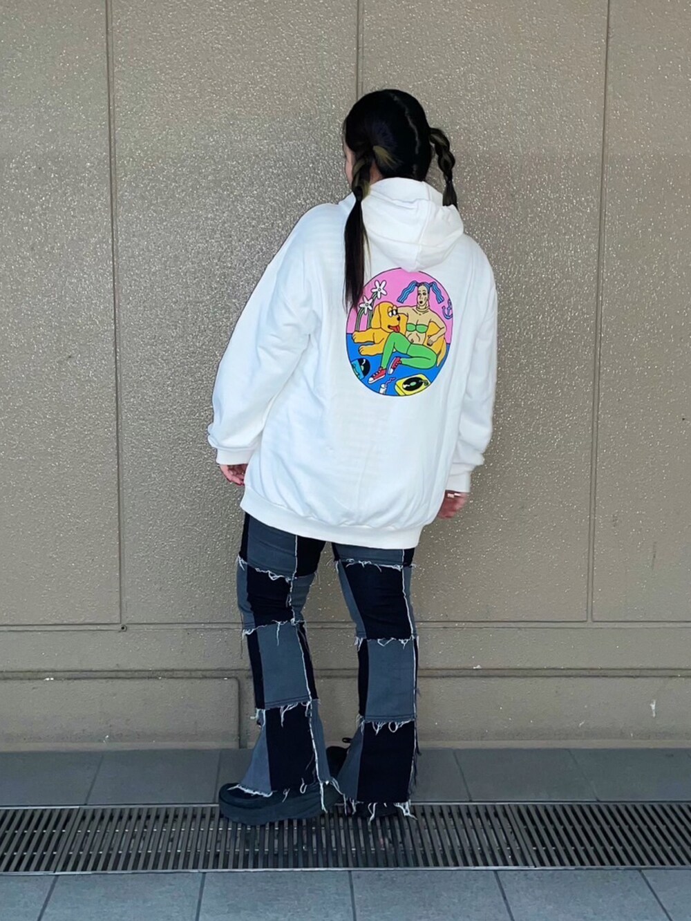 ホワイト系のパーカー、ホワイト系のTシャツ/カットソー、ブラック系のデニムパンツを着用したレディースの秋コーディネートの2枚目の写真