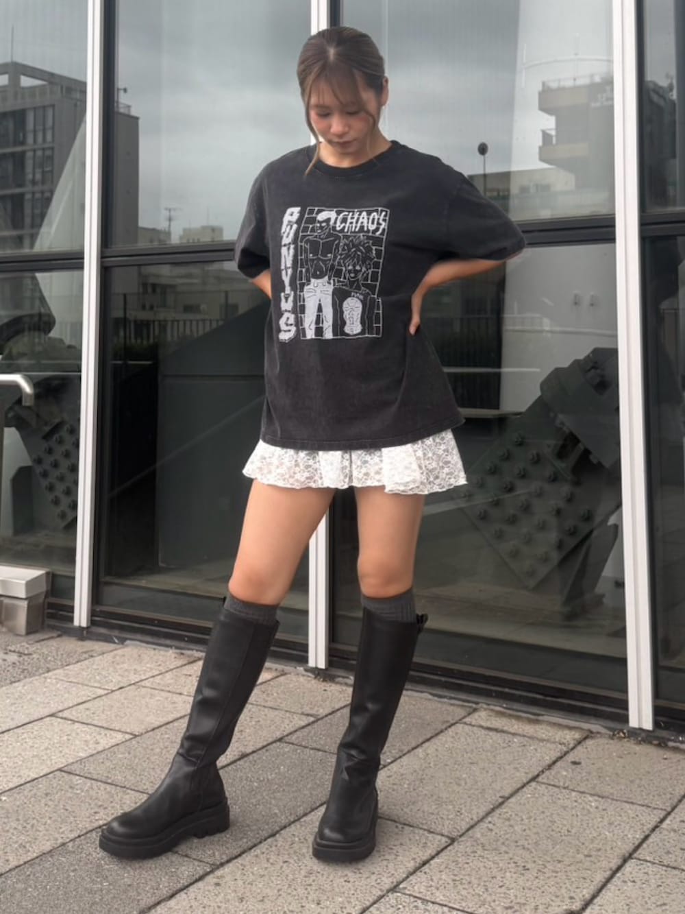ブラック系のTシャツ/カットソー、ホワイト系のワンピースを着用したレディースの夏コーディネートの2枚目の写真
