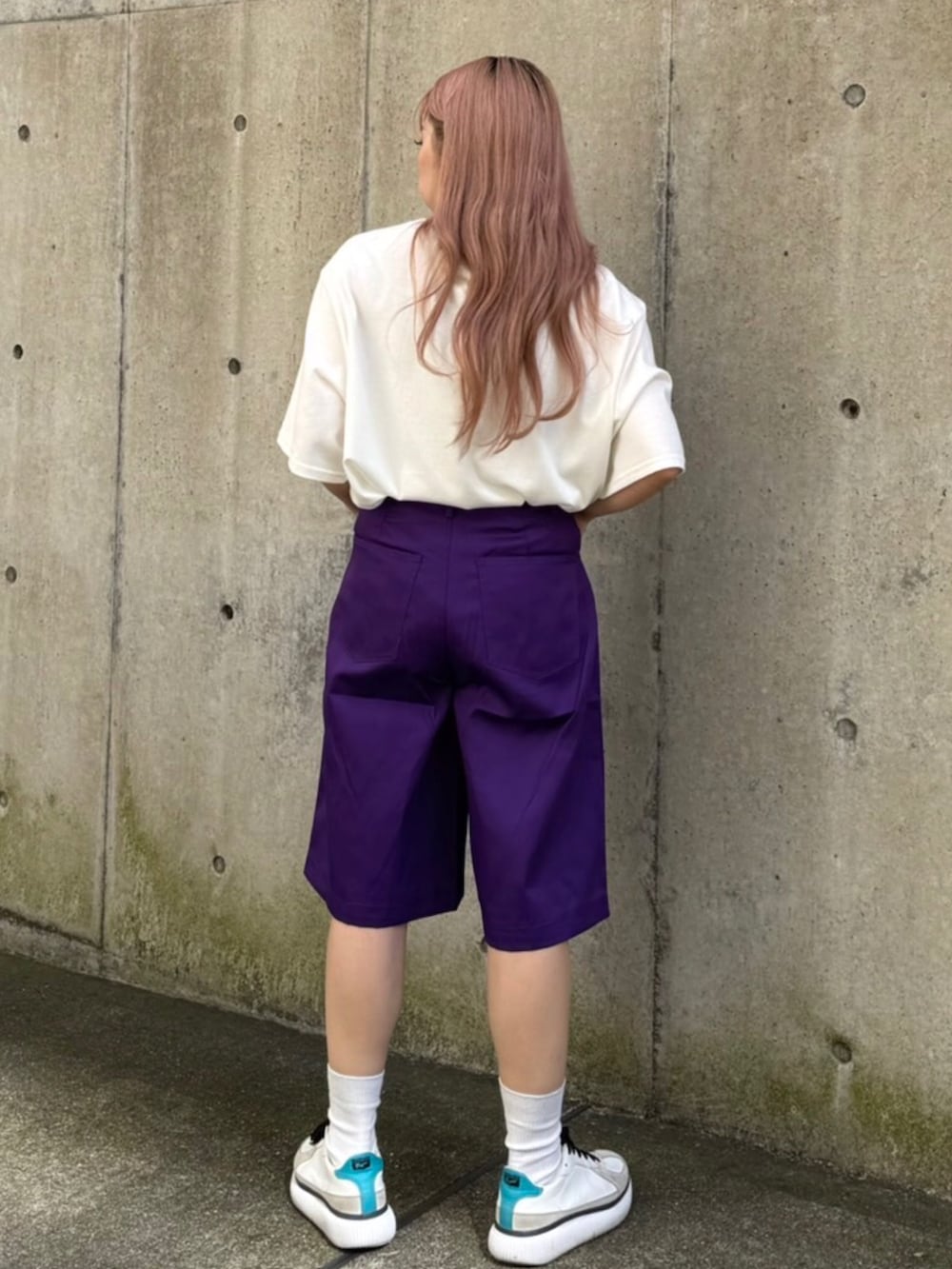 ホワイト系のTシャツ/カットソー、パープル系のその他パンツを着用したレディースの夏コーディネートの4枚目の写真