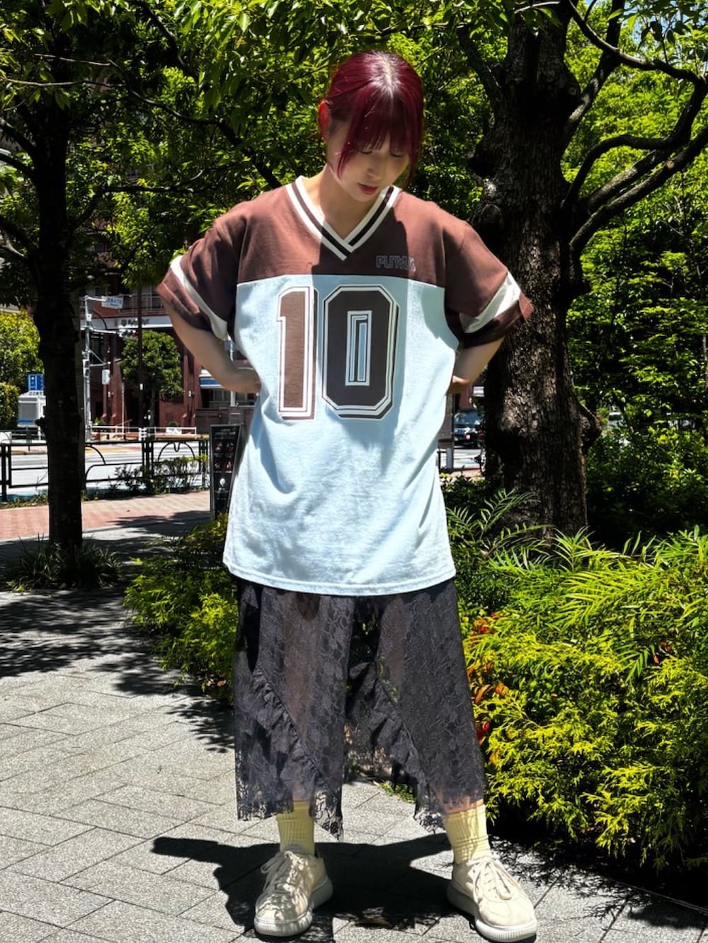 ブラウン系のTシャツ/カットソー、ブラック系のスカート、ブルー系のデニムパンツを着用したレディースの夏コーディネートの2枚目の写真