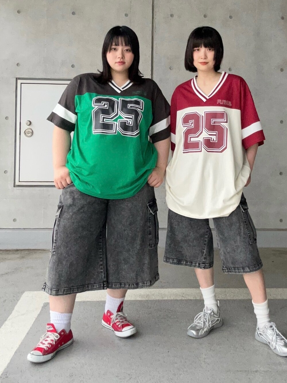 ブラック系のデニムパンツ、ブラック系のデニムパンツ、ブラック系のTシャツ/カットソーを着用したレディースの夏コーディネートの2枚目の写真