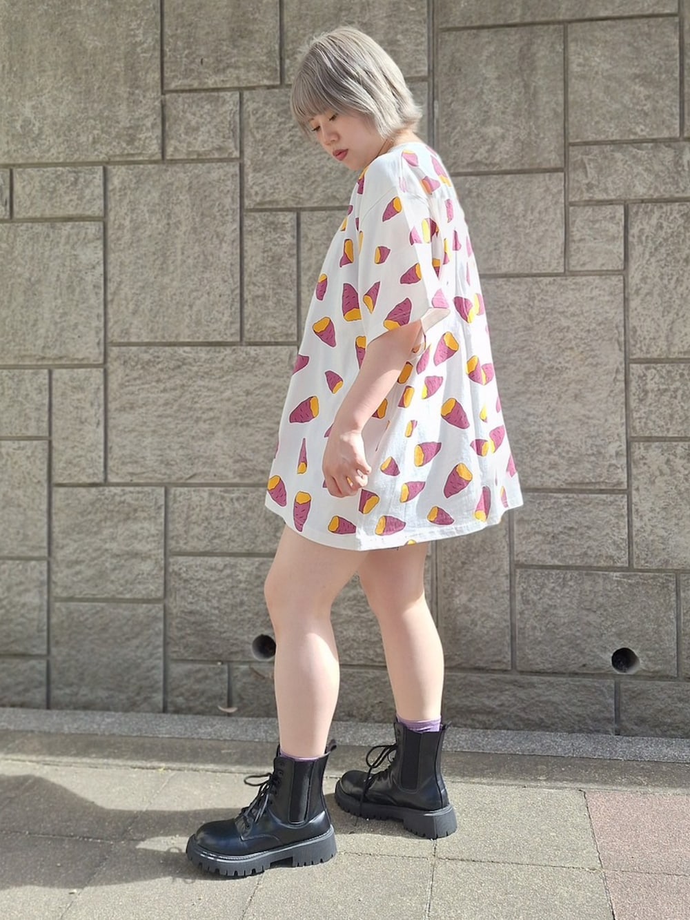 パープル系のTシャツ/カットソー、ブラック系のデニムパンツを着用したレディースの夏コーディネートの6枚目の写真