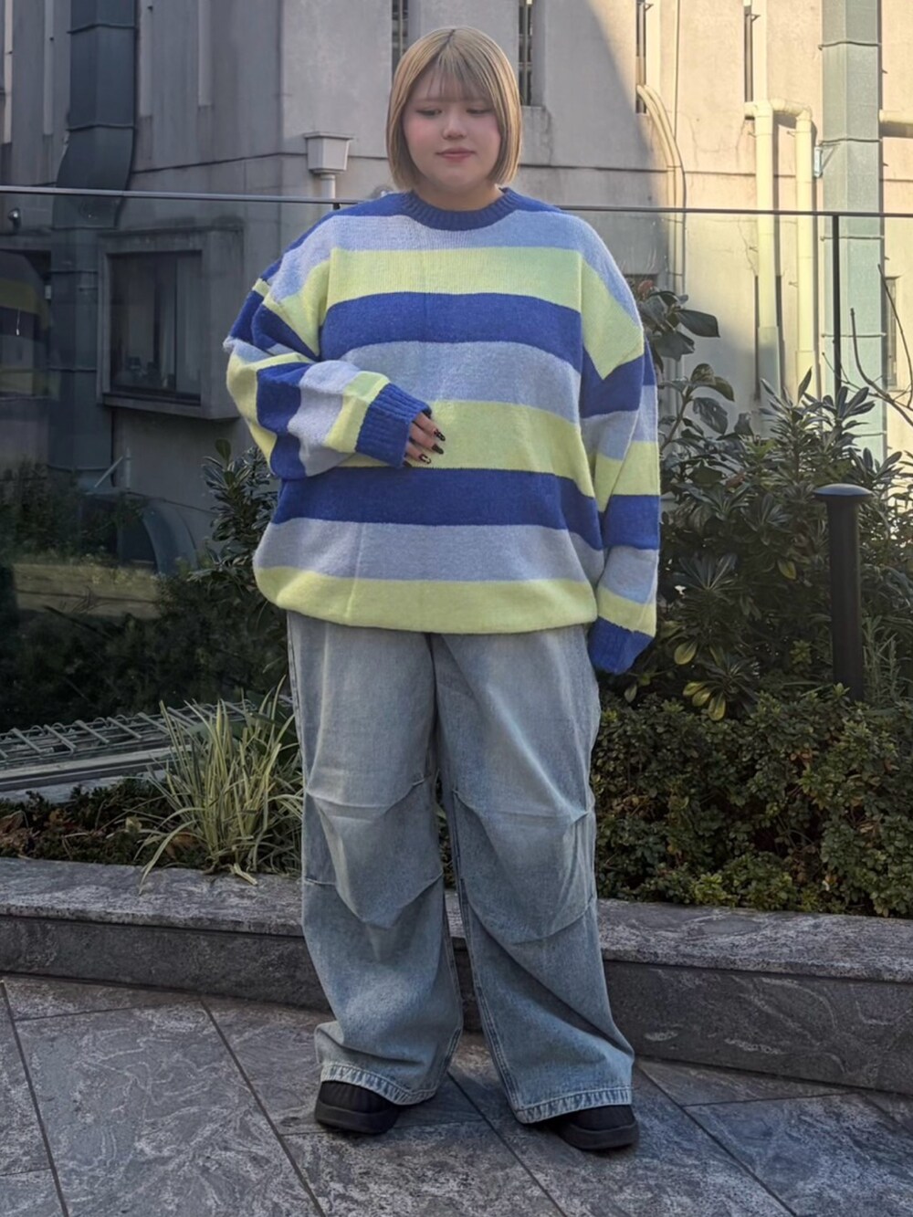 ブルー系のニット/セーター、ブルー系のデニムパンツを着用したレディースの冬コーディネートの2枚目の写真