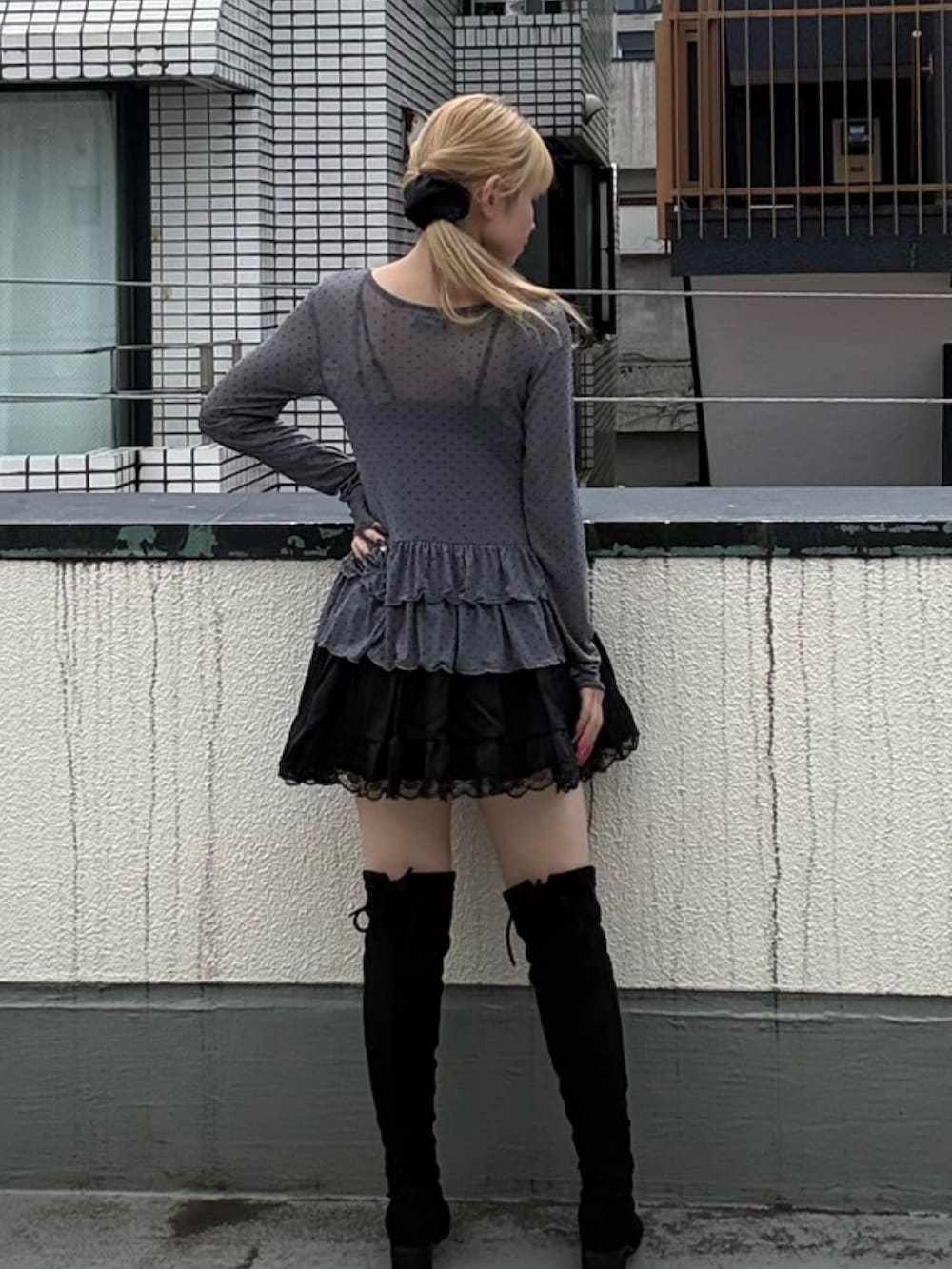 ブラック系のスカート、グレー系のTシャツ/カットソーを着用したレディースの秋コーディネートの5枚目の写真