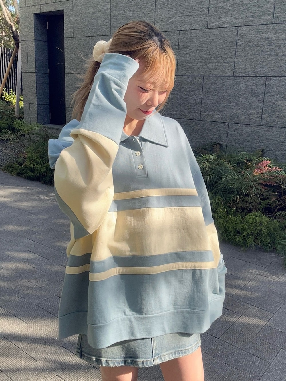 ブルー系のスウェット、ブルー系のデニムスカートを着用したレディースの春コーディネートの6枚目の写真