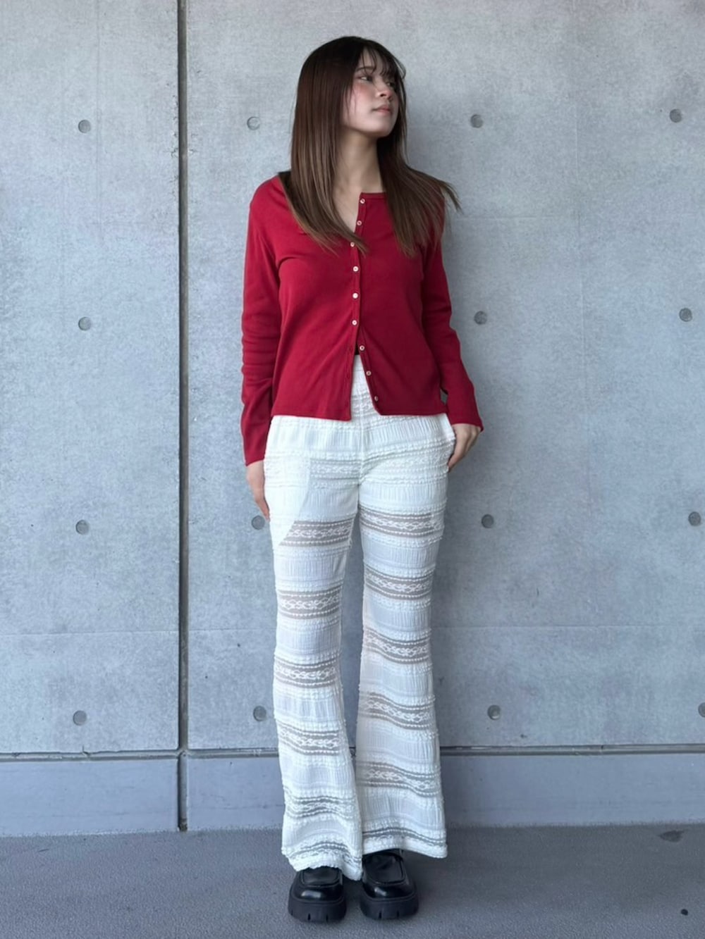 ホワイト系のその他パンツ、レッド系のカーディガン/ボレロを着用したレディースの春コーディネートの2枚目の写真