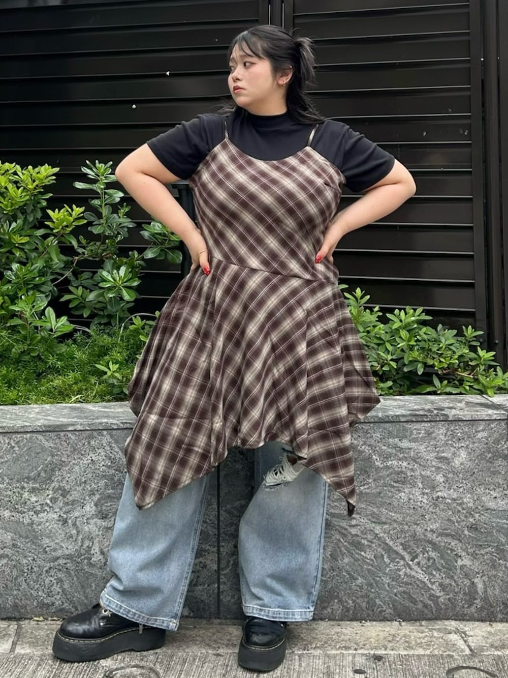 ブルー系のデニムパンツ、ブラウン系のワンピース、ブラック系のTシャツ/カットソーを着用したレディースの夏コーディネートの2枚目の写真