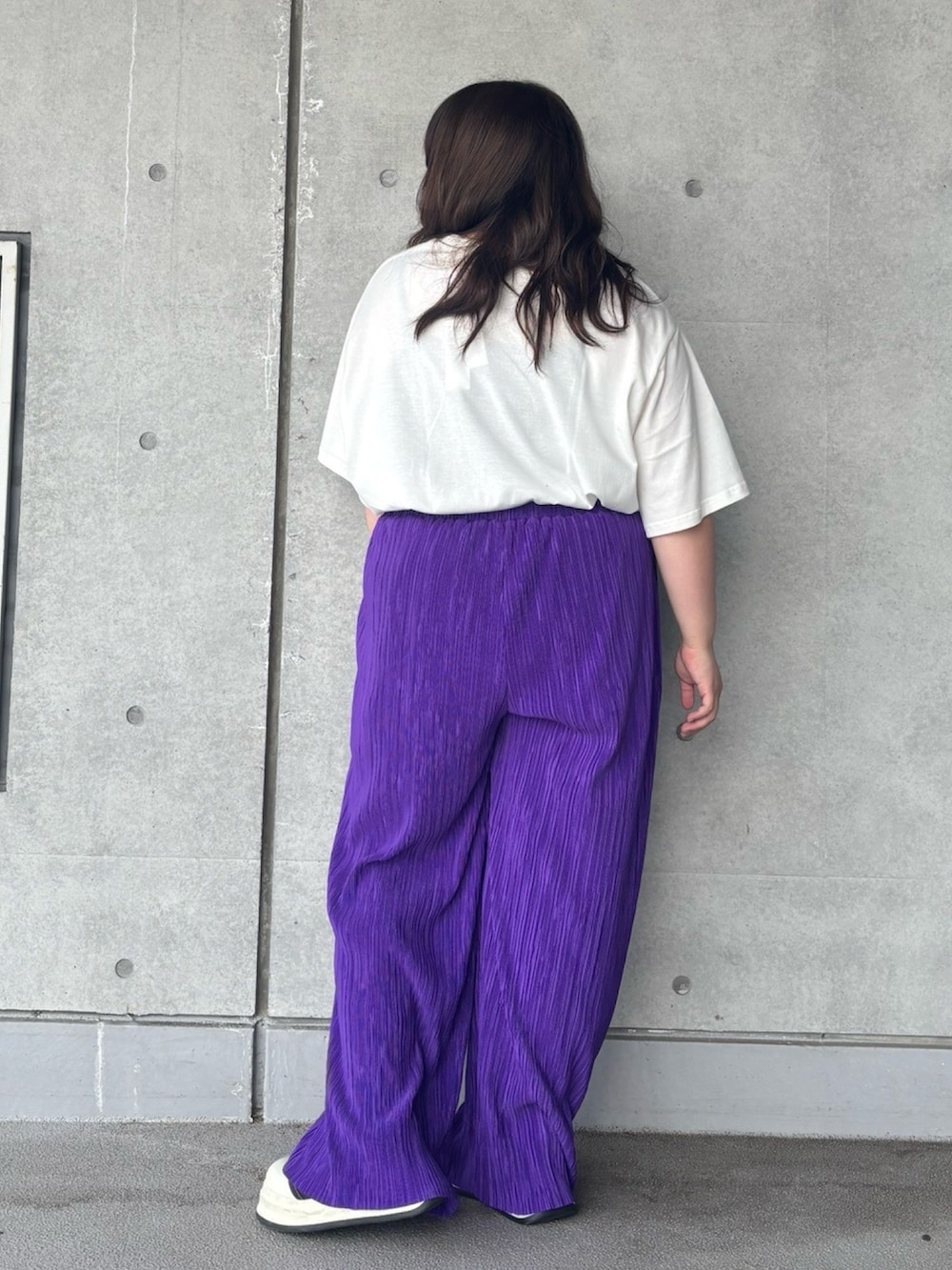 パープル系のその他パンツ、ホワイト系のTシャツ/カットソーを着用したレディースの春コーディネートの4枚目の写真