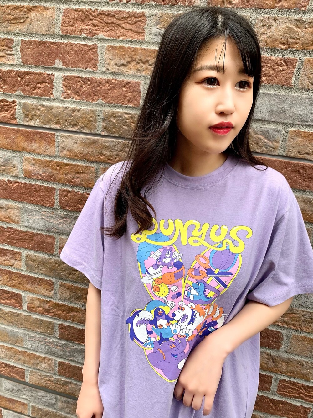 ホワイト系のその他パンツ、パープル系のTシャツ/カットソーを着用したレディースの夏コーディネートの2枚目の写真