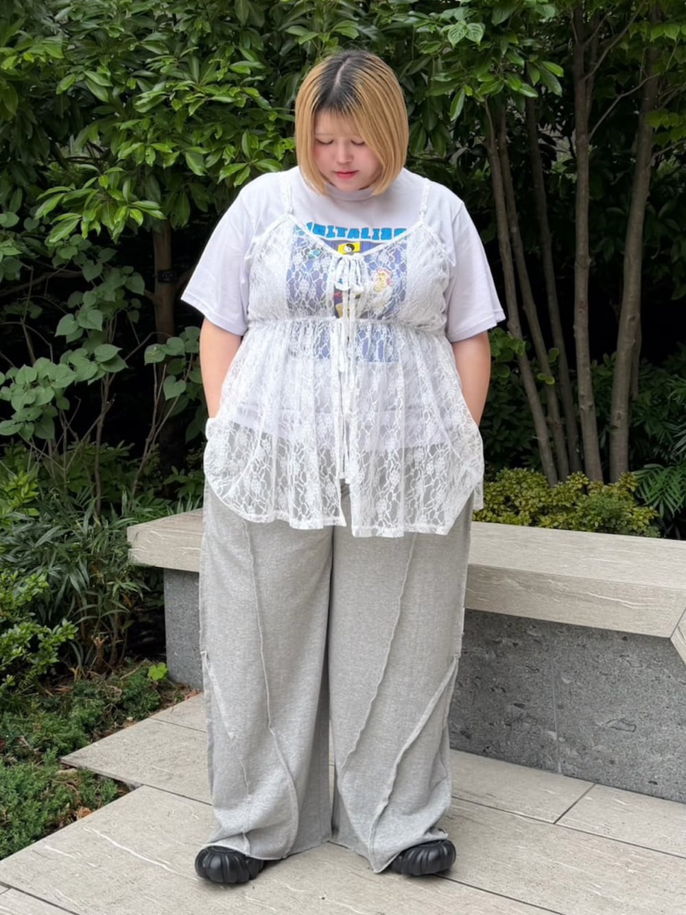 グレー系のスウェットパンツ、ホワイト系のワンピース、パープル系のTシャツ/カットソーを着用したレディースの夏コーディネートの2枚目の写真