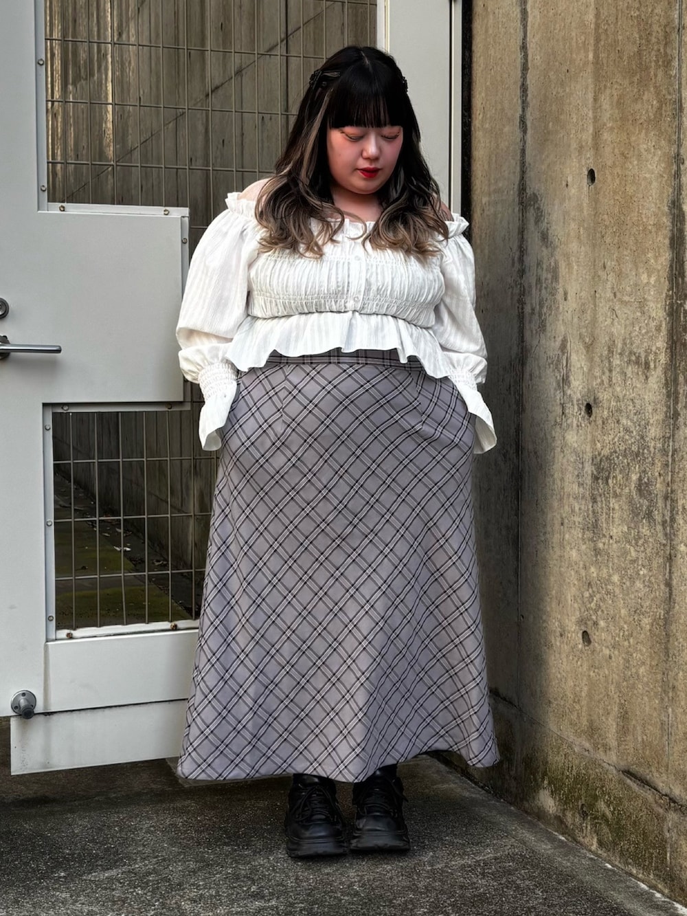 グレー系のスカート、ホワイト系のシャツ/ブラウスを着用したレディースの春コーディネートの2枚目の写真