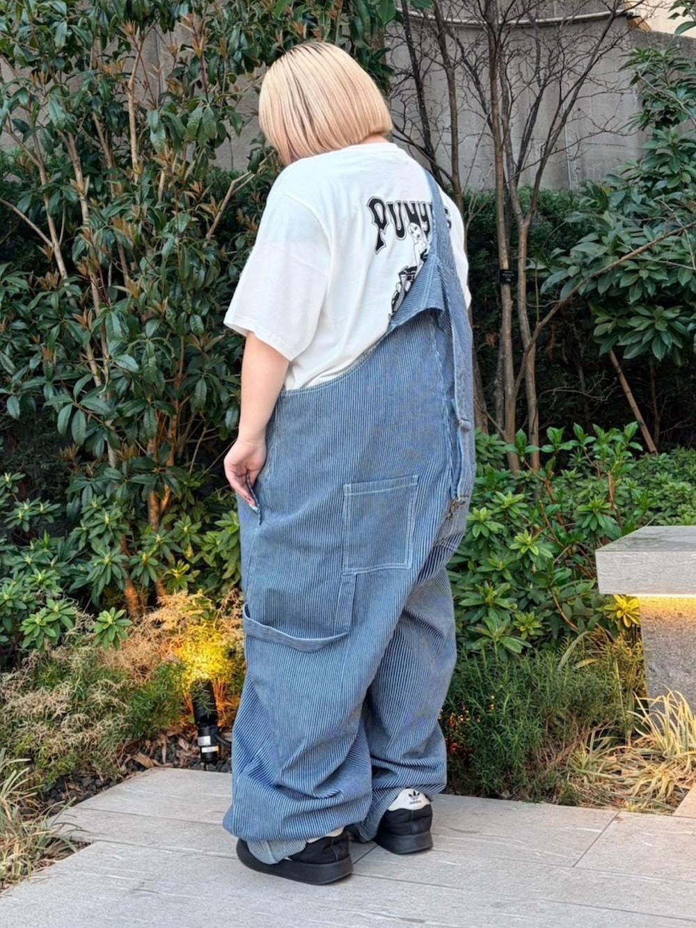 その他のサロペット/オーバーオール、ブルー系のジャージ、ホワイト系のTシャツ/カットソーを着用したレディースの春コーディネートの4枚目の写真