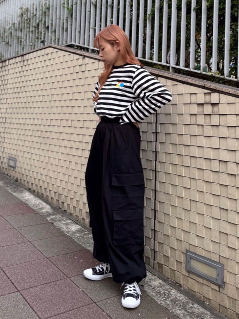 その他のTシャツ/カットソー、ブラック系のカーゴパンツを着用したレディースの秋コーディネートの2枚目の写真