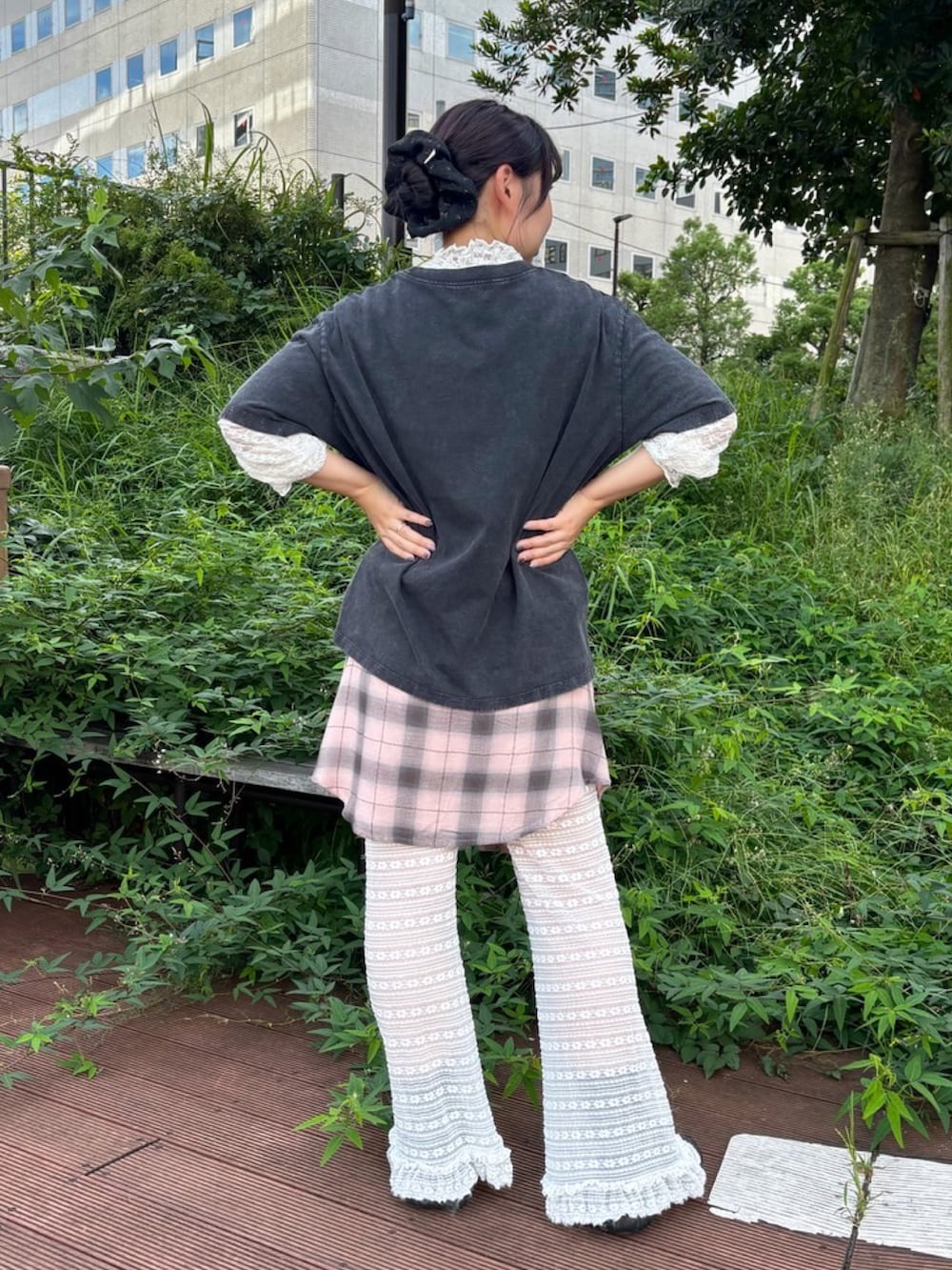 ピンク系のビジネスシャツ、ホワイト系のその他パンツ、ブラック系のTシャツ/カットソーを着用したレディースの秋コーディネートの5枚目の写真