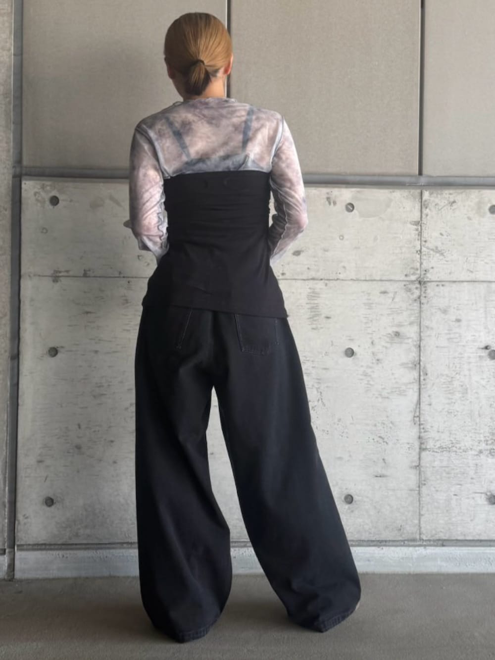 ブラック系のデニムパンツ、ブラック系のカーディガン/ボレロ、グレー系のTシャツ/カットソーを着用したレディースの夏コーディネートの5枚目の写真