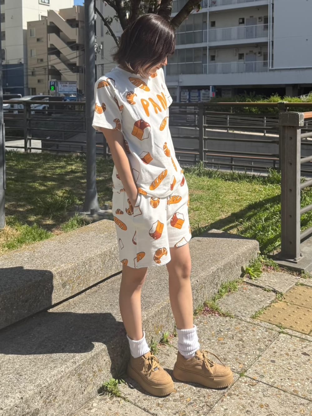 ベージュ系のスウェットパンツ、ベージュ系のTシャツ/カットソーを着用したレディースの春コーディネートの4枚目の写真