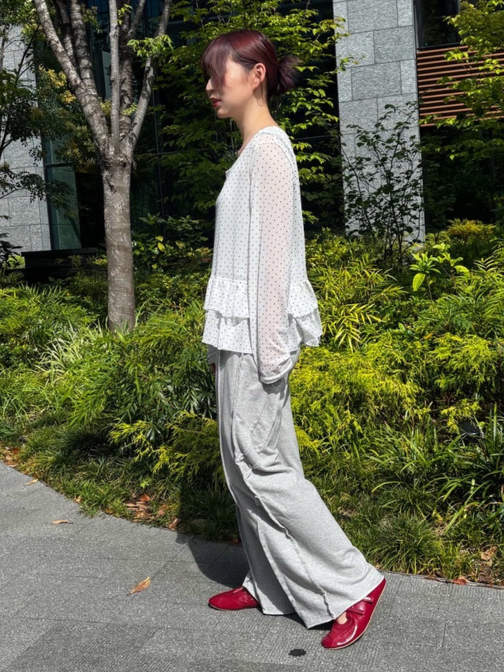 グレー系のスウェットパンツ、ホワイト系のTシャツ/カットソーを着用したレディースの夏コーディネートの3枚目の写真