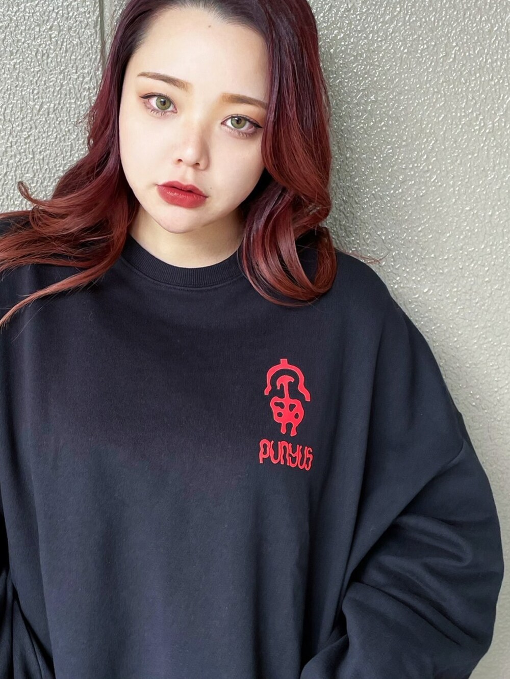 レッド系のその他パンツ、ブラック系のスウェット、ブラック系のダウンベストを着用したレディースの冬コーディネートの3枚目の写真