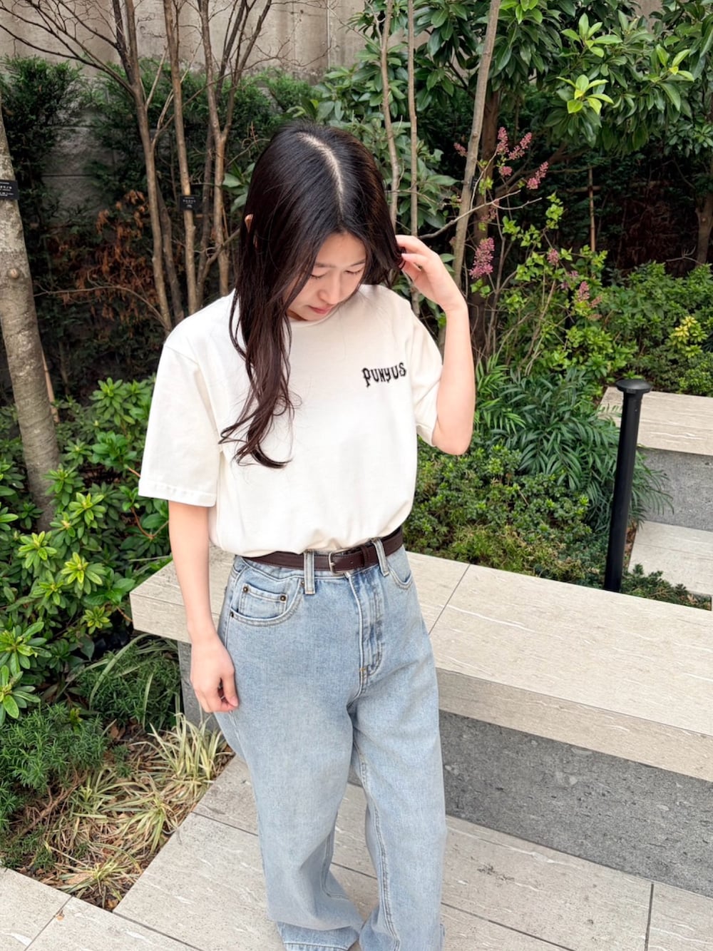 ブルー系のデニムパンツ、ホワイト系のブルゾン、ホワイト系のTシャツ/カットソーを着用したレディースの春コーディネートの4枚目の写真