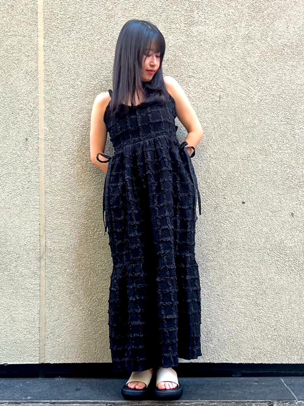ブラック系のワンピースを着用したレディースの夏コーディネートの4枚目の写真