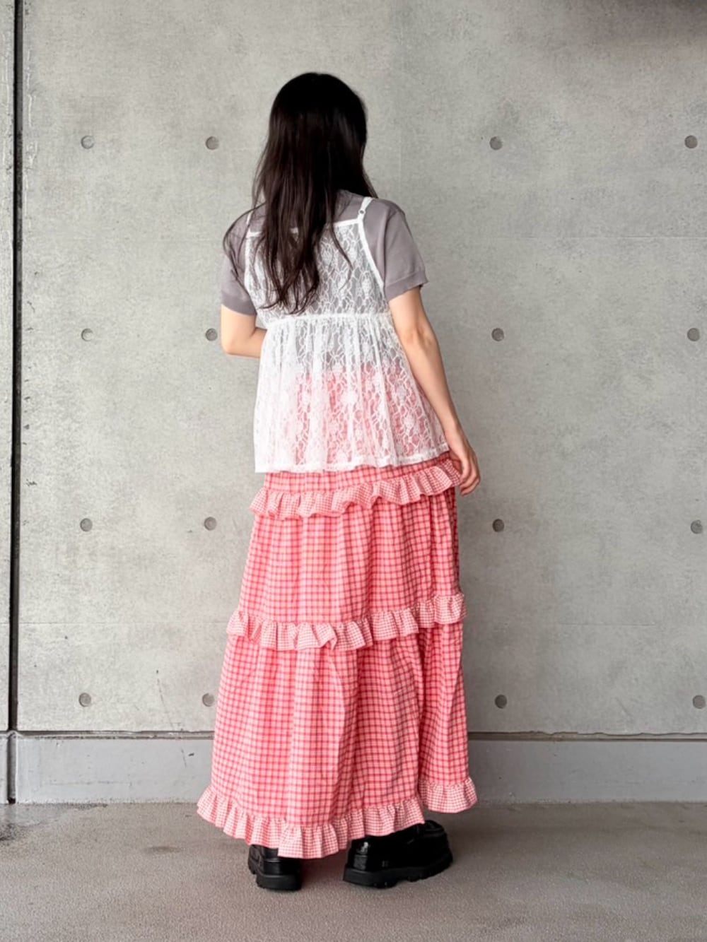 レッド系のスカート、ホワイト系のキャミソール、グレー系のニット/セーターを着用したレディースの夏コーディネートの6枚目の写真