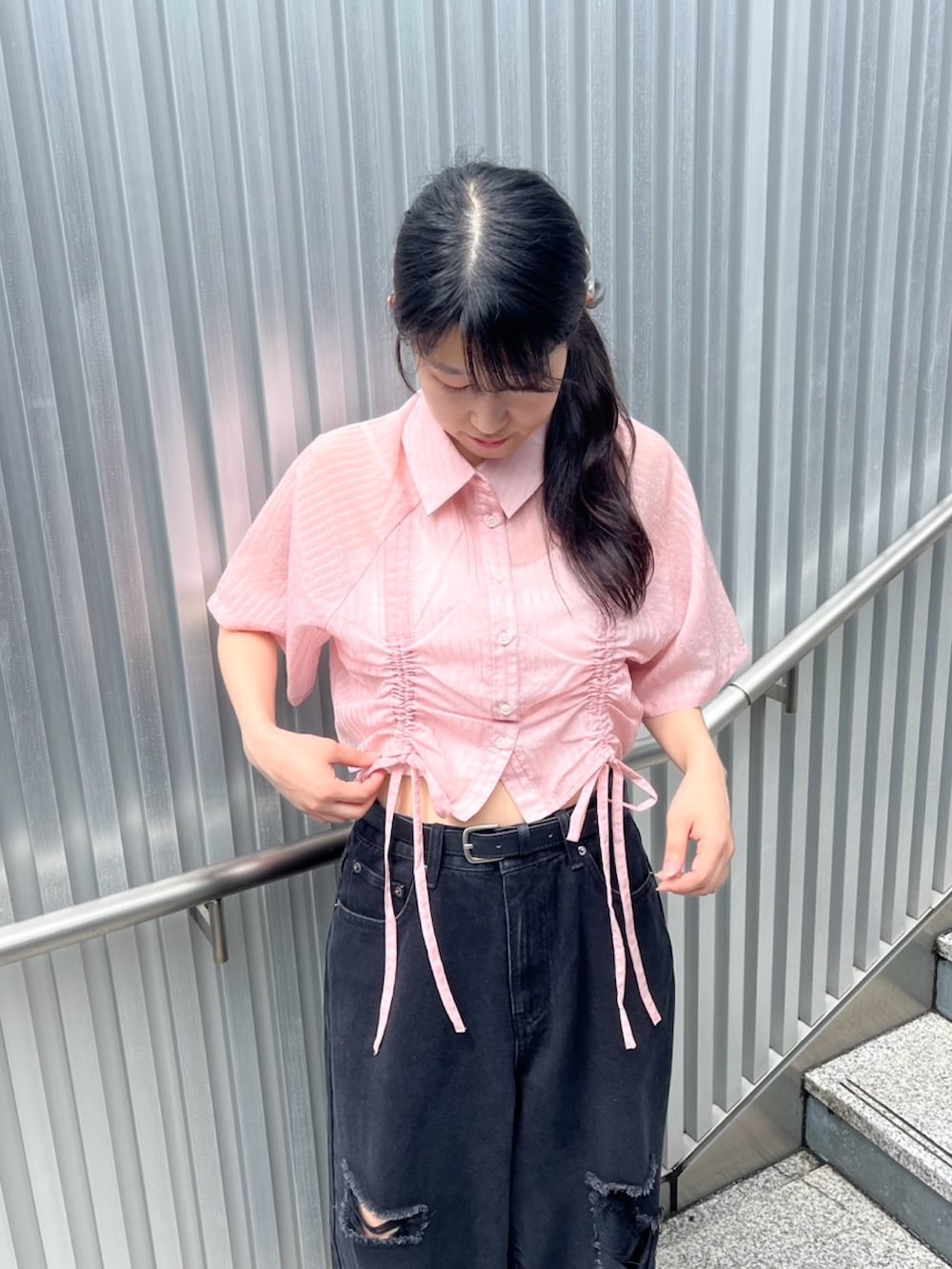 ブラック系のデニムパンツ、ピンク系のシャツ/ブラウスを着用したレディースの夏コーディネートの5枚目の写真