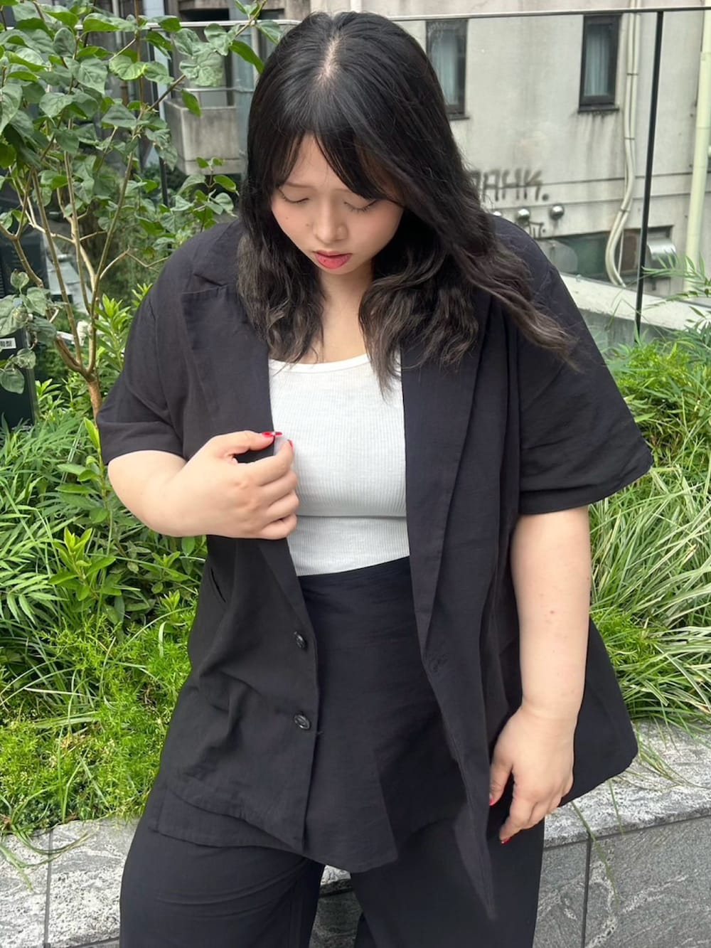 ブラック系のその他パンツ、ホワイト系のタンクトップ、ブラック系のテーラードジャケットを着用したレディースの夏コーディネートの5枚目の写真