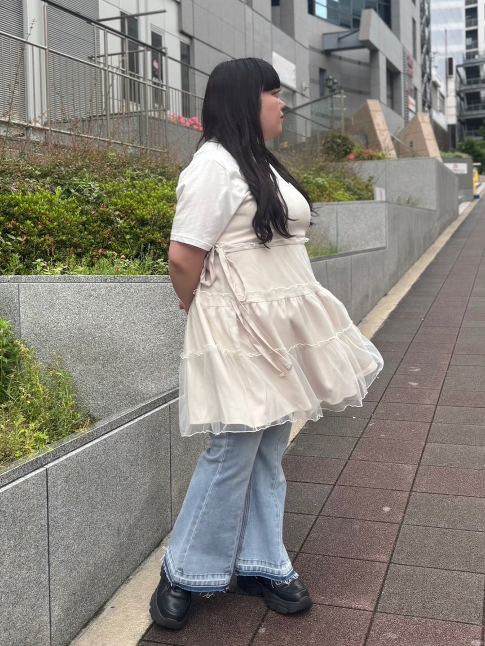 ホワイト系のワンピース、ブルー系のデニムパンツ、ホワイト系のTシャツ/カットソーを着用したレディースの春コーディネートの2枚目の写真