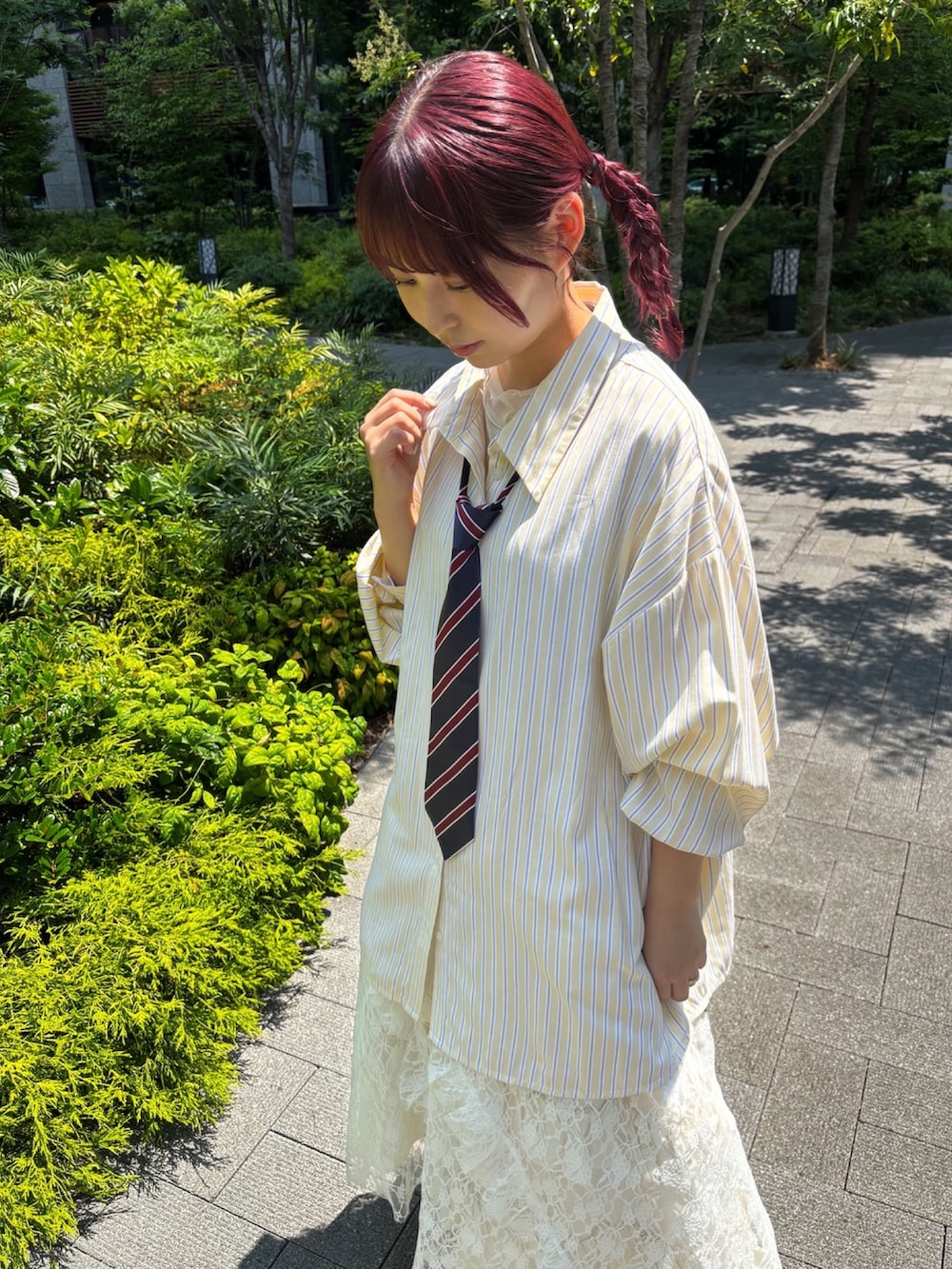 ホワイト系のスカート、ホワイト系のスカート、イエロー系のシャツ/ブラウスを着用したレディースの夏コーディネートの5枚目の写真