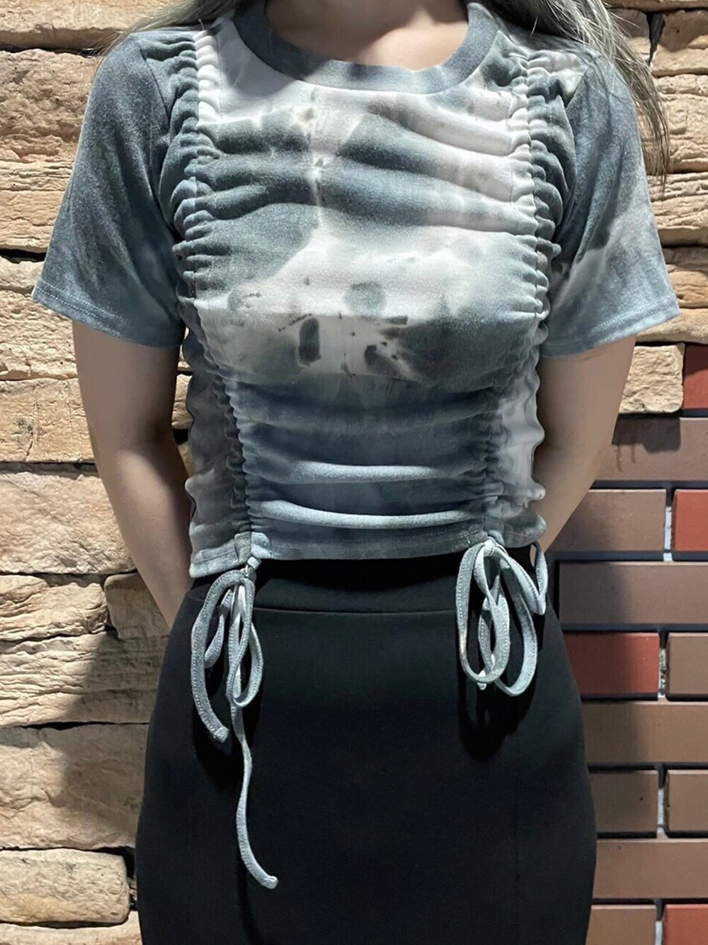 ブラック系のスカート、ブラック系のサンダル、ブラック系のTシャツ/カットソーを着用したレディースの夏コーディネートの2枚目の写真