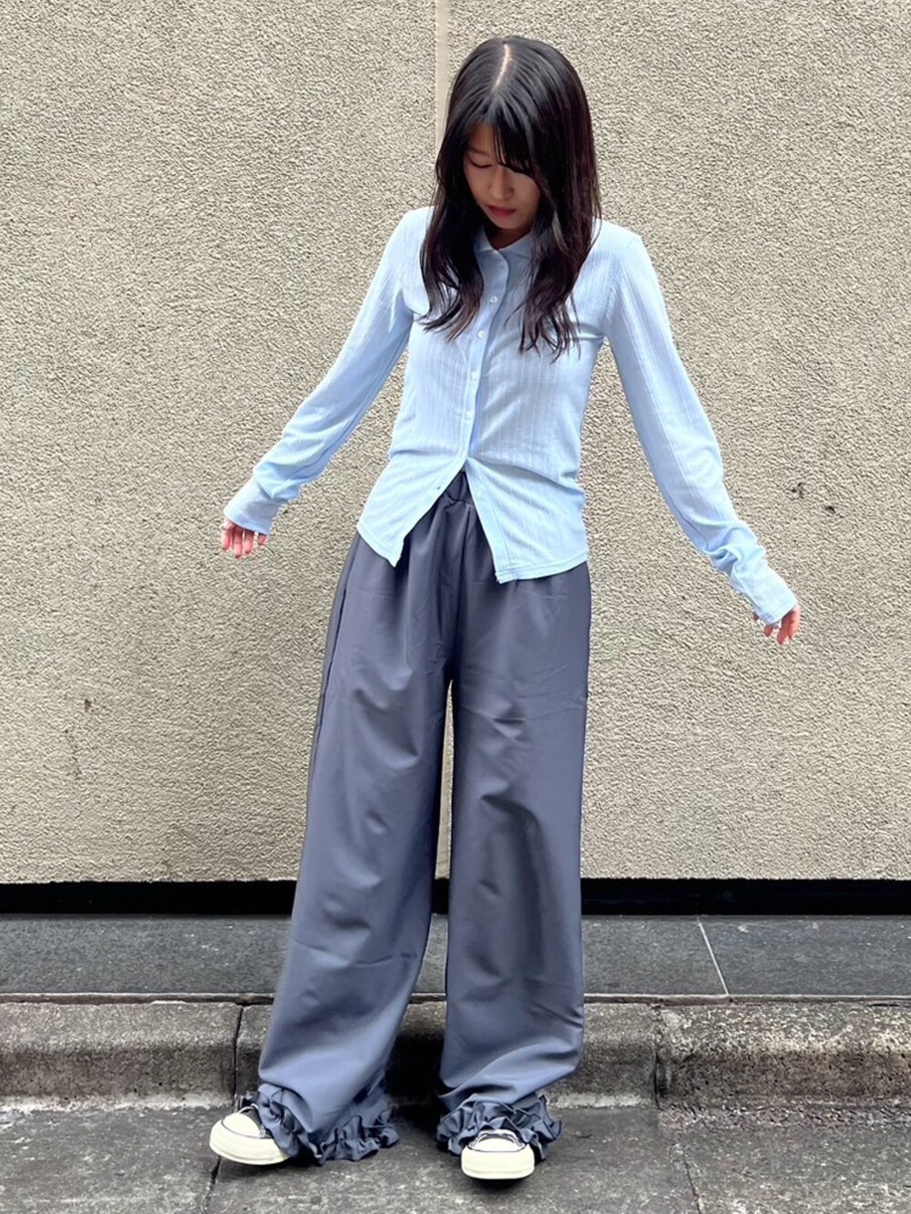 グレー系のスラックス、ブルー系のカーディガン/ボレロを着用したレディースの秋コーディネートの2枚目の写真