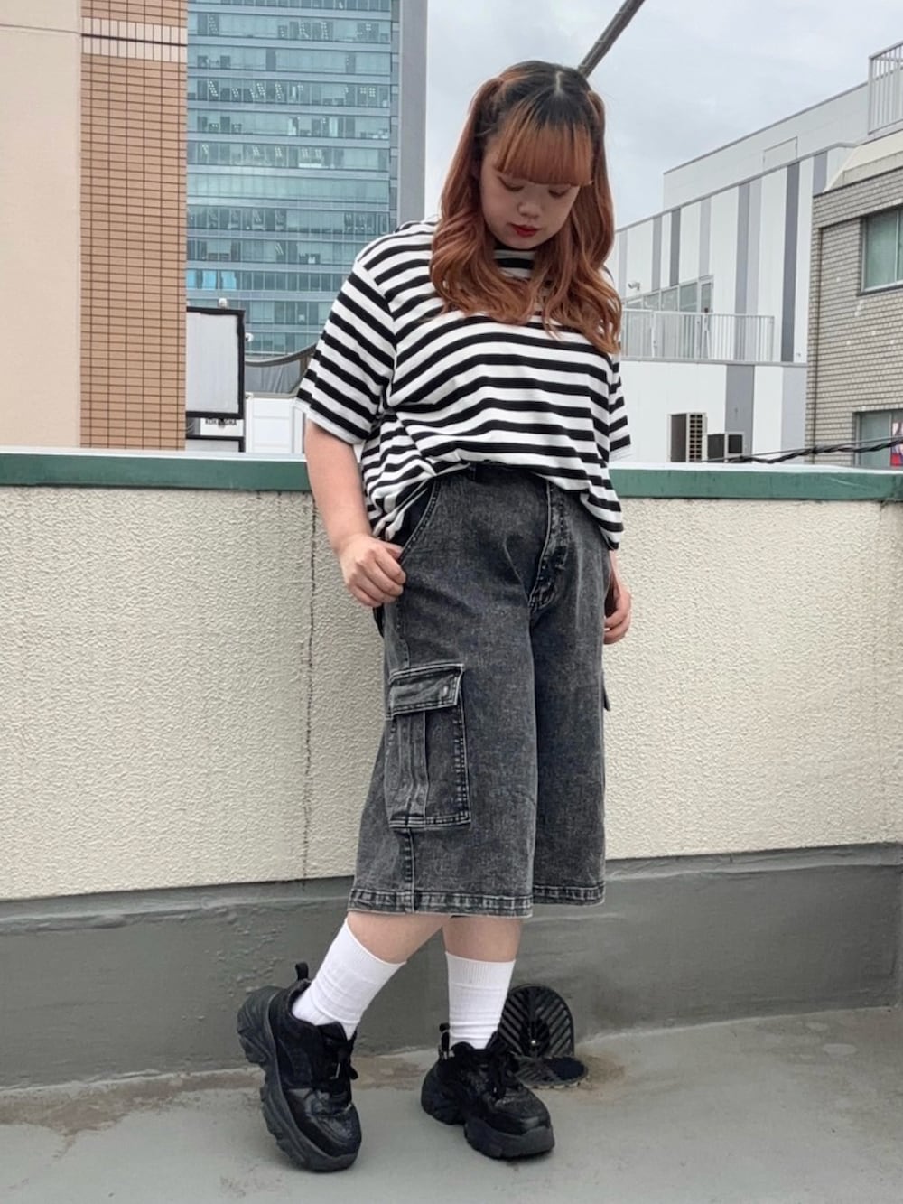 ブラック系のデニムパンツ、その他のTシャツ/カットソーを着用したレディースの春コーディネートの3枚目の写真