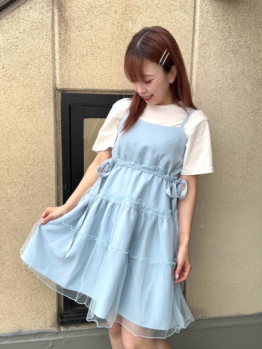 ブルー系のワンピース、ホワイト系のTシャツ/カットソーを着用したレディースの夏コーディネートの3枚目の写真