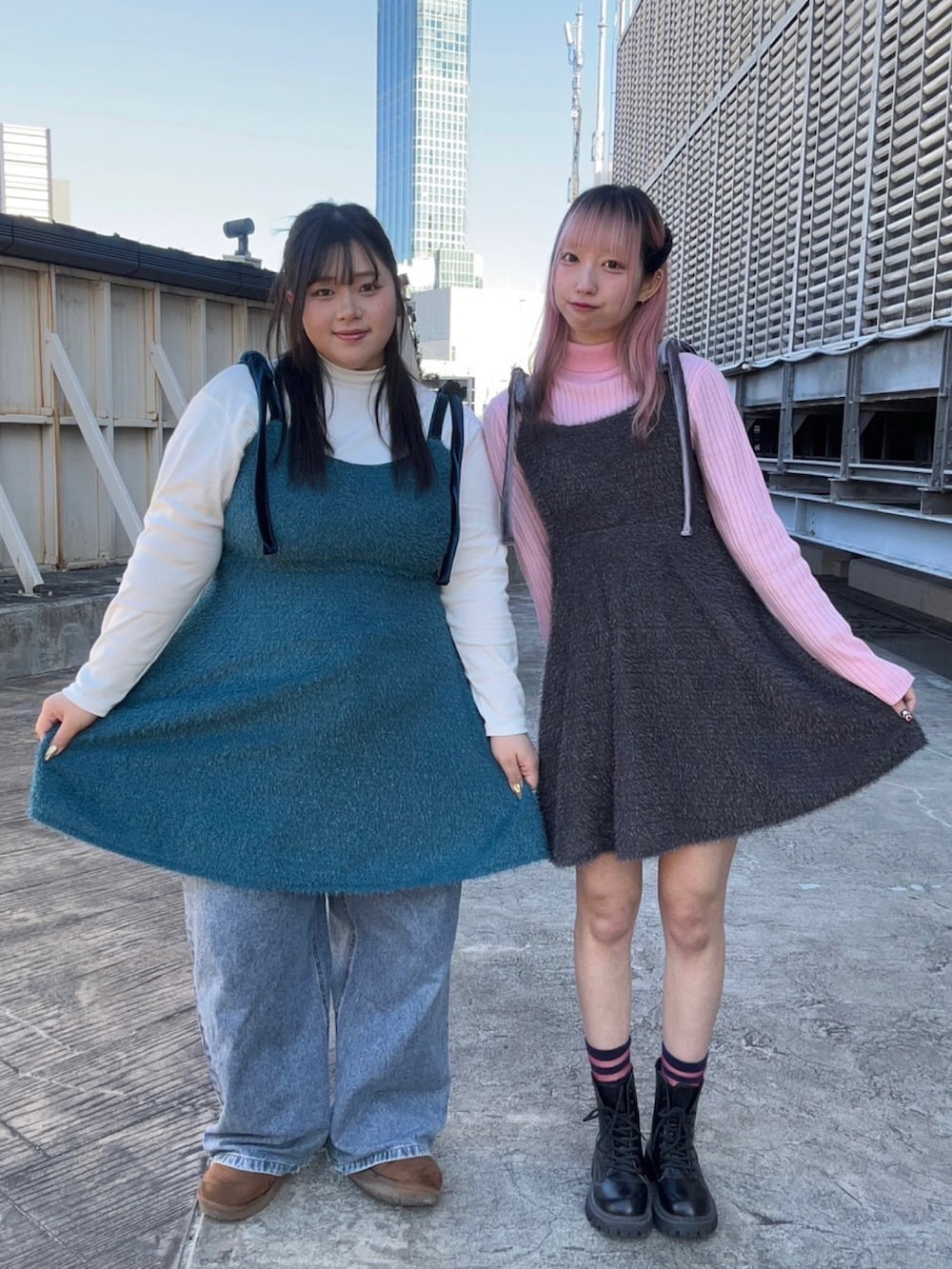 ブルー系のワンピース、ホワイト系のニット/セーター、ブルー系のデニムパンツを着用したレディースの冬コーディネートの3枚目の写真