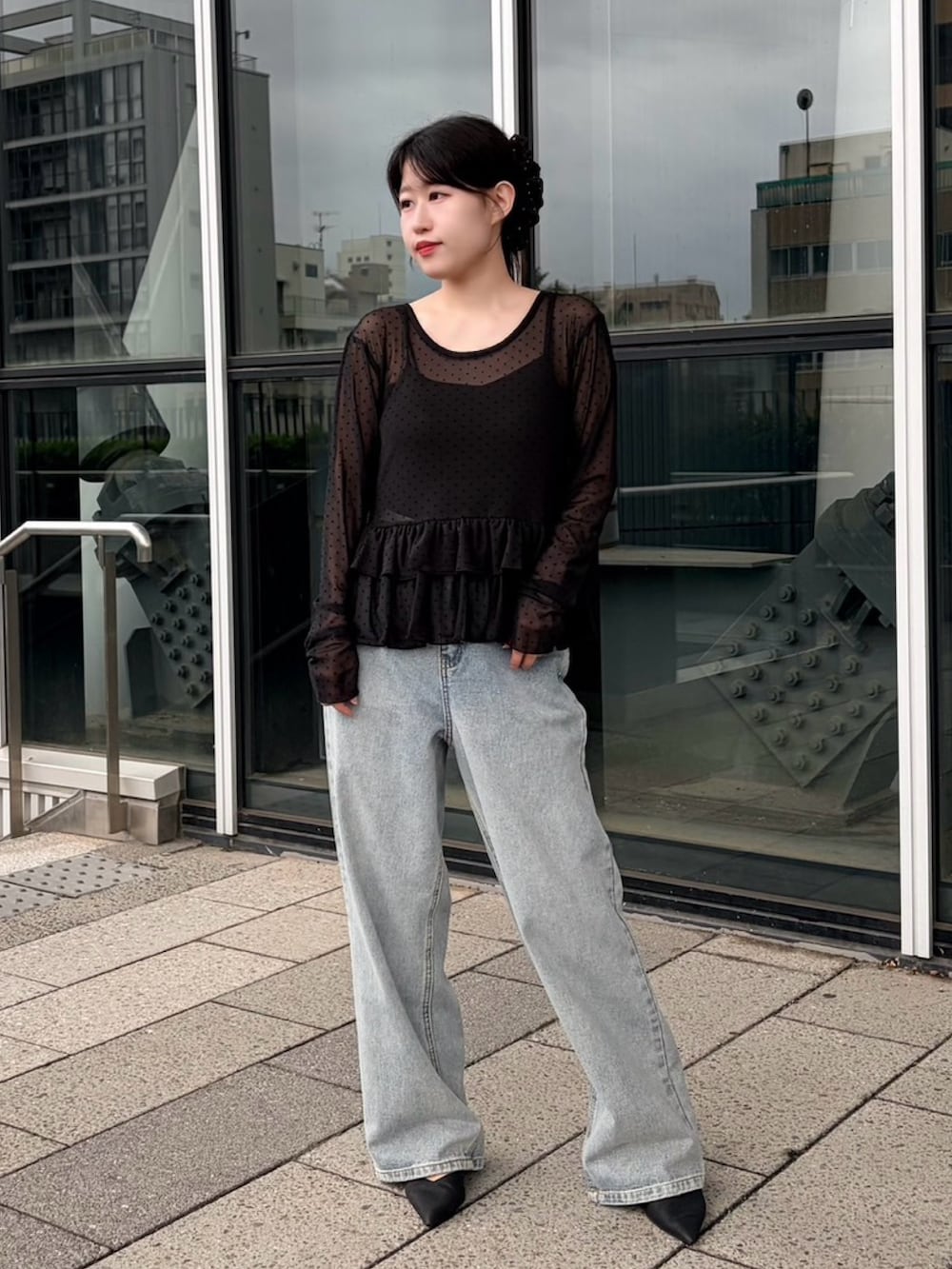 ブラック系のTシャツ/カットソー、ブルー系のデニムパンツを着用したレディースの夏コーディネートの2枚目の写真