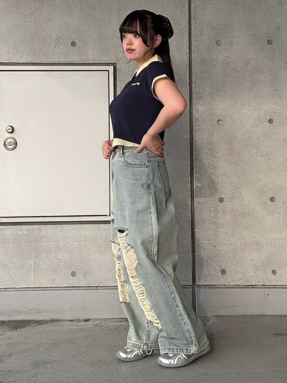 ブルー系のデニムパンツ、ブルー系のTシャツ/カットソーを着用したレディースの夏コーディネートの3枚目の写真