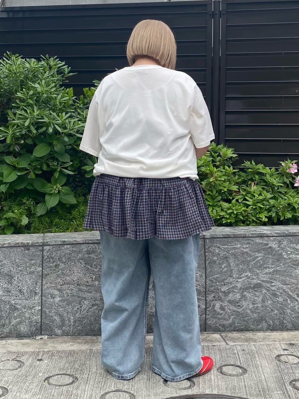ブルー系のデニムパンツ、ブルー系のスカート、ホワイト系のTシャツ/カットソーを着用したレディースの春コーディネートの4枚目の写真
