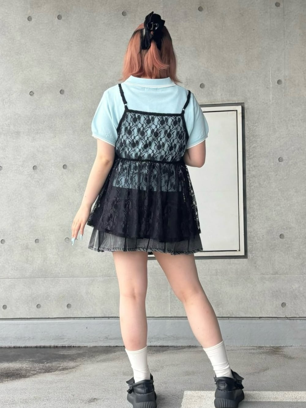 ブルー系のポロシャツ、ブラック系のワンピース、ブラック系のデニムスカートを着用したレディースの夏コーディネートの5枚目の写真