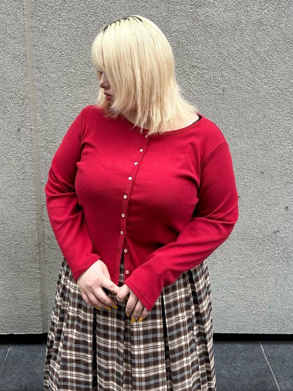 ブラウン系のスカート、レッド系のカーディガン/ボレロを着用したレディースの秋コーディネートの3枚目の写真