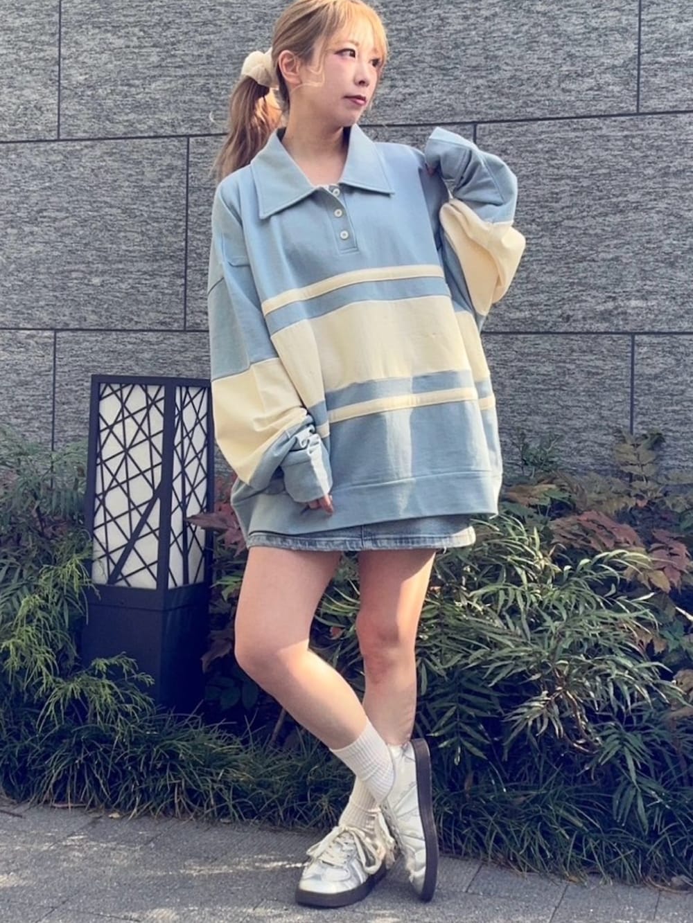 ブルー系のスウェット、ブルー系のデニムスカートを着用したレディースの春コーディネートの2枚目の写真