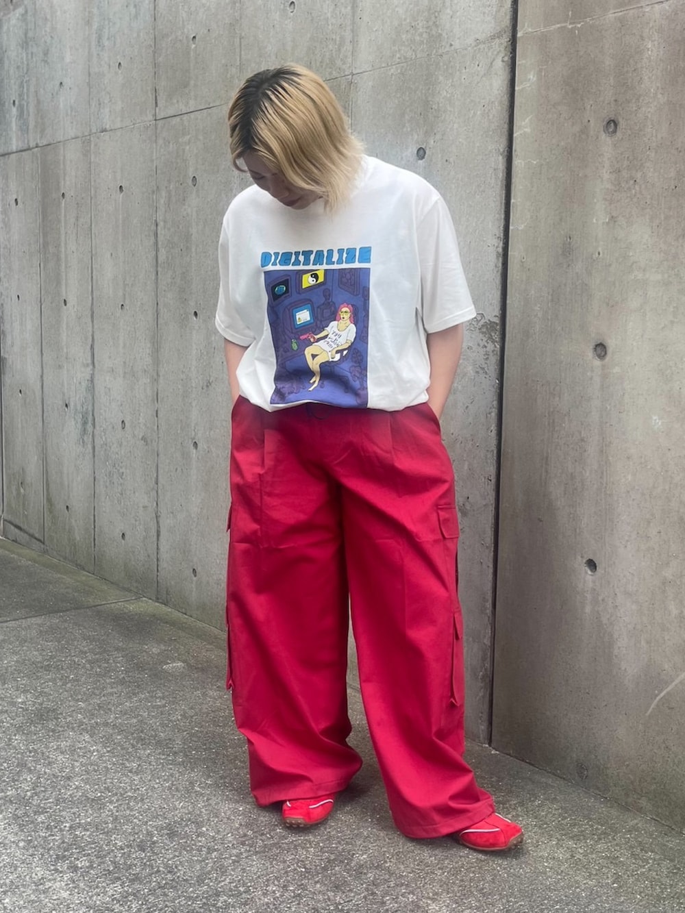 レッド系のカーゴパンツ、ホワイト系のTシャツ/カットソーを着用したレディースの夏コーディネートの2枚目の写真