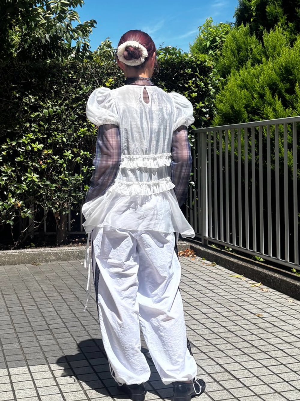 ホワイト系のその他パンツ、ホワイト系のワンピース、ブルー系のTシャツ/カットソーを着用したレディースの秋コーディネートの6枚目の写真