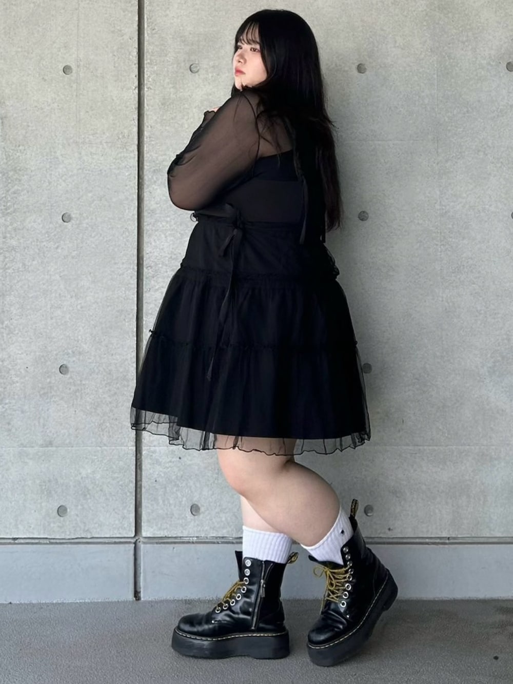 ブラック系のワンピース、ブラック系のTシャツ/カットソーを着用したレディースの春コーディネートの3枚目の写真